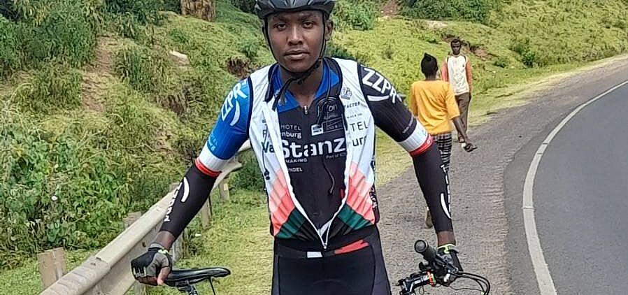 Stolzer Mountainbiker Mountainbiker präsentiert sein Rad