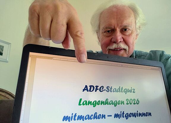 "Mitmachen - mitgewinnen": ADFC Langenhagen-Sprecher Dr. Reinhard Spörer (Bild) hat die 12 + 1 Fragen des Stadtquiz 2016 zusammen mit Heiko Niedziella entwickelt. "Mitmachen - mitgewinnen": ADFC Langenhagen-Sprecher Dr. Reinhard Spörer (Bild) hat die 12 + 1 Fragen des Stadtquiz 2016 zusammen mit Heiko Niedziella entwickelt.