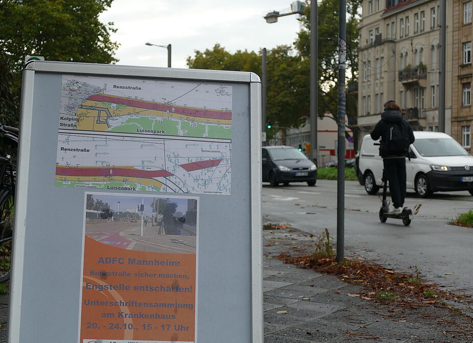 ADFC-Aufsteller an der Renzstraße ruft zur Unterschriftensammlung für mehr Sicherheit auf. ADFC-Aufsteller an der Renzstraße ruft zur Unterschriftensammlung für mehr Sicherheit auf.