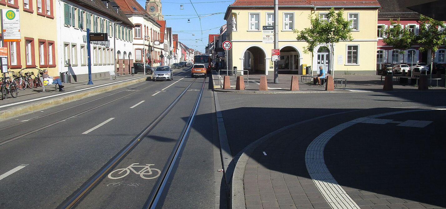seckenheimer_hauptstr.JPG Fahrradweg zwischen Gleisen auf der Seckenheimer Hauptstr.