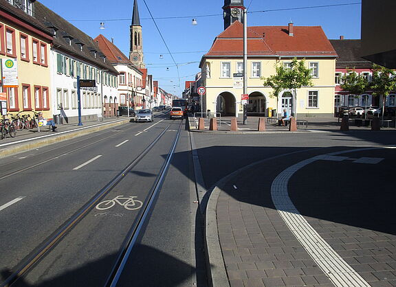 seckenheimer_hauptstr.JPG Fahrradweg zwischen Gleisen auf der Seckenheimer Hauptstr.