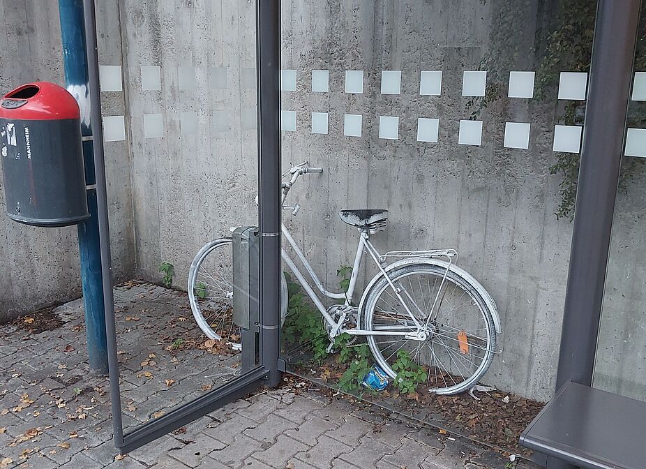 Am 28.06.2022 wird ein 56-jähriger Radfahrer an Haltestelle „Vogelstang-Center“ von Linienbus erfasst und stirbt später im Krankenhaus. Aktuell wegen Baustelle versetzt.