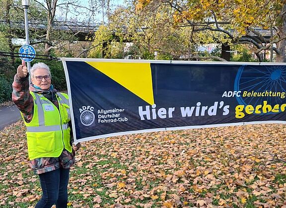Ingrid Derwis beim ADFC Beleuchtungscheck