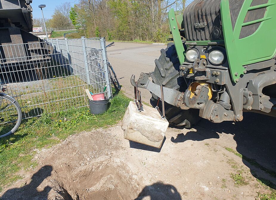 20250404_Radservicesäule_Traktor Umzug des Fundamentes der 90 Kilogramm schweren Radservicesäule mit einem Traktor