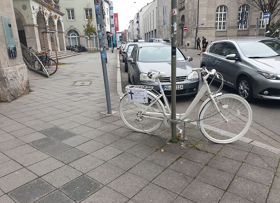 Am 9. Dezember 2023 stirbt ein 62-jähriger Radfahrer nach einem Zusammenstoß mit einem Auto an der Kreuzung M 6/M 7 und N 7 in den Mannheimer Quadraten.