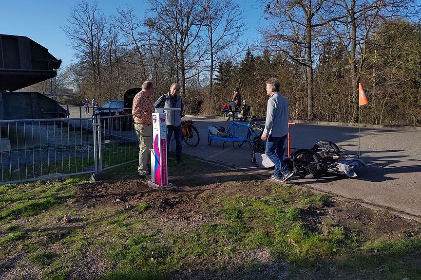 Neu aufgestellte Radservicesäule am 'alten' Standort Radservicesäule zurück am 'alten' Standort Radknoten