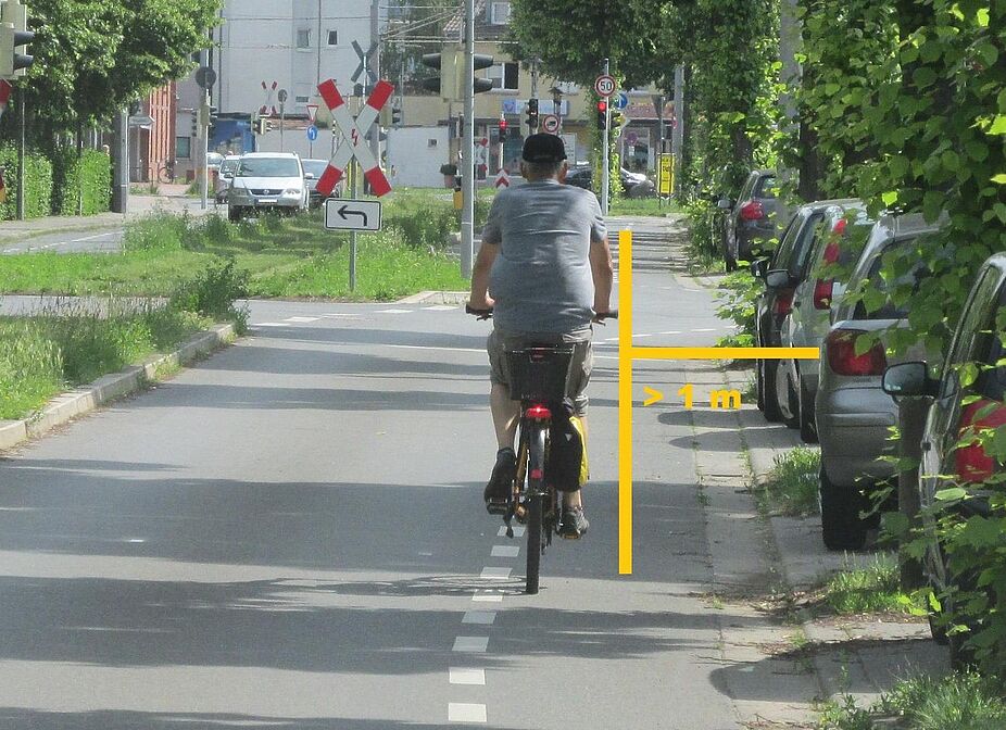 Radfahren_Dooring_Abstand.jpg Fahhradfahrer mit 1 Meter Abstand zu parkenden Fahrzeugen