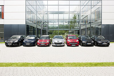 Auf dem Bild ist eine Reihe von Autos aus der Flotte von Stadtmobil Carsharing zu sehen
