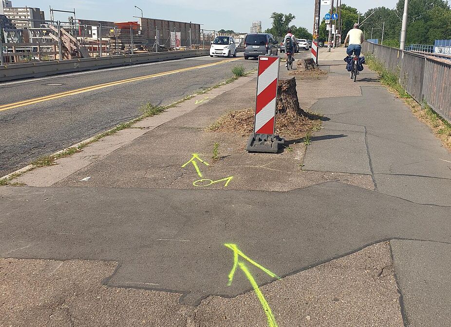 Unfallstelle BBC Brücke nach Grünschnitt Bild der Unfallstelle auf der BBC Brücke: Sicht nach dem Grünschnitt (erfolgte nach dem Unfall)
