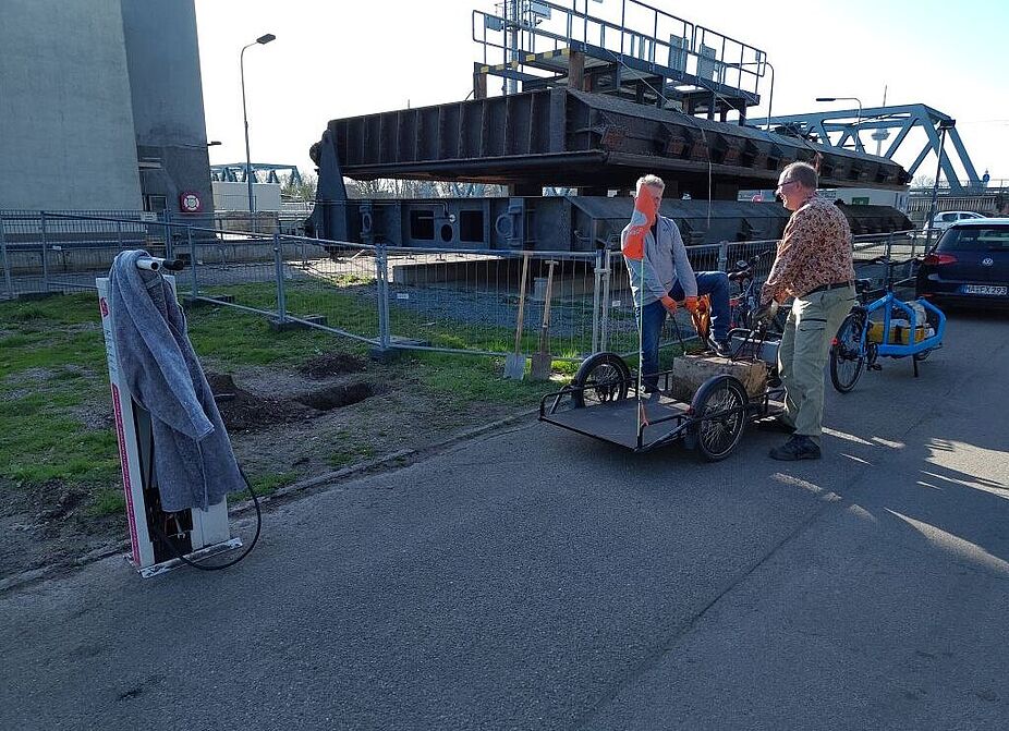 Abladen RS-Säule Abladen der Radservicesäule am neuen 'alten' Standort.