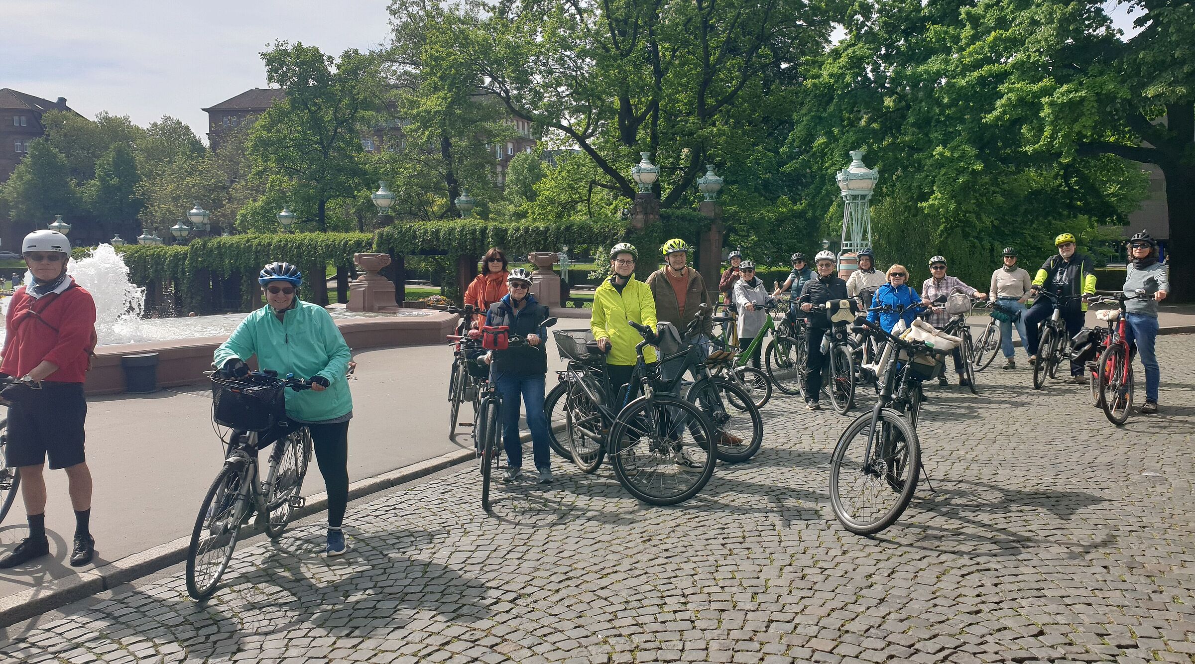 Teilnehmer und Teilnehmerinnen einer Radtour des ADFC Mannheim