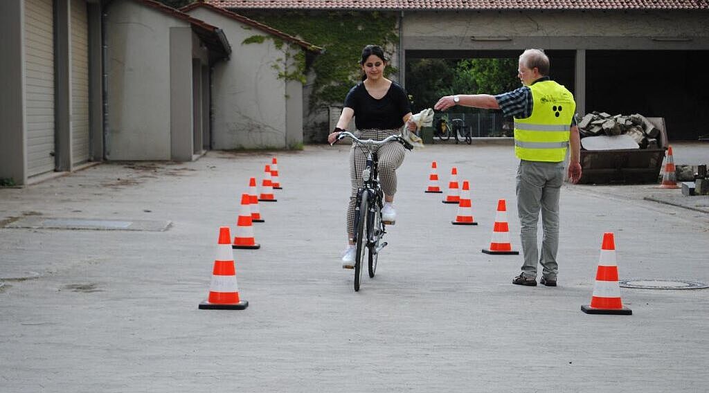 Eine Fahrradfahrerin bei beim Radfahrtraining