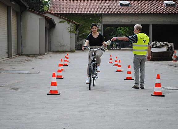 Eine Fahrradfahrerin bei beim Radfahrtraining