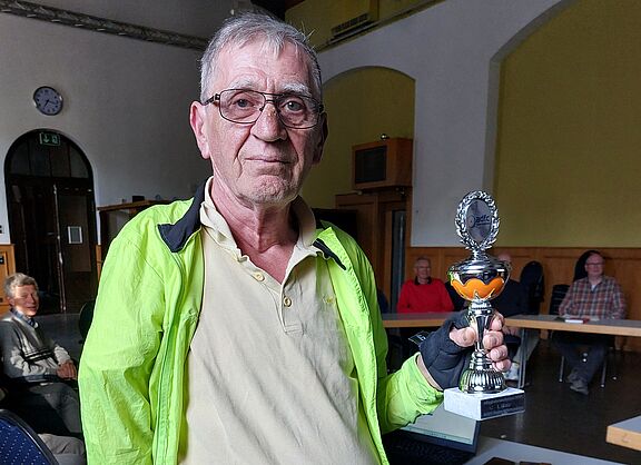 Conny Heinz Kraft mit dem Pokal für den ADFC Mannheim