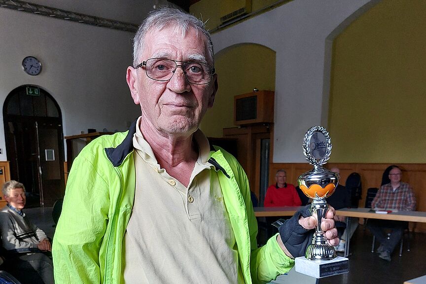 Conny Heinz Kraft mit dem Pokal für den ADFC Mannheim Conny Heinz Kraft mit dem Pokal für den ADFC Mannheim