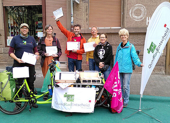 Das Quadradentscheid Team sammelt Unterschriften für das Bürgerbegehren