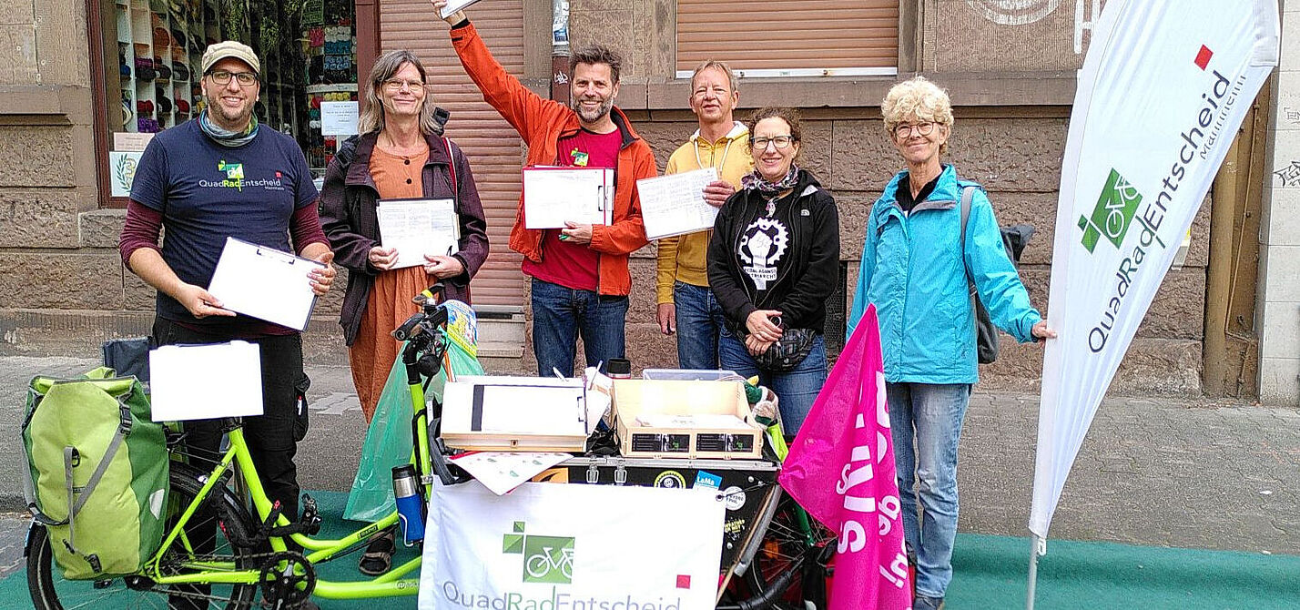 Unterschriften sammeln für das Bürgerbegehren Das Quadradentscheid Team sammelt Unterschriften für das Bürgerbegehren