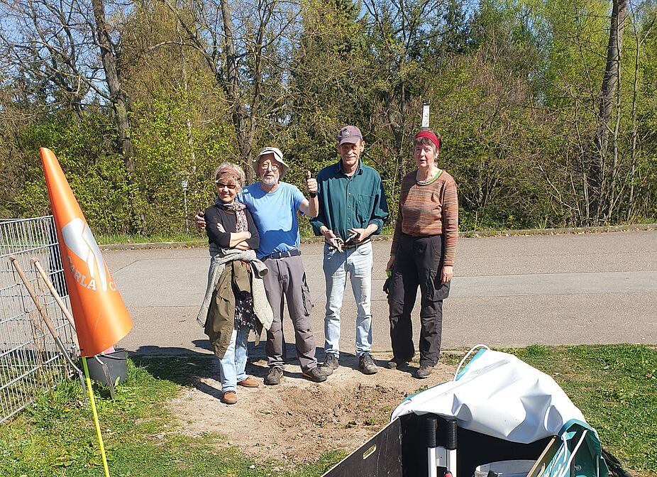 20250404_Radservicesäule Bild von fleißigen Helfern beim Umzug der Radservicesäule