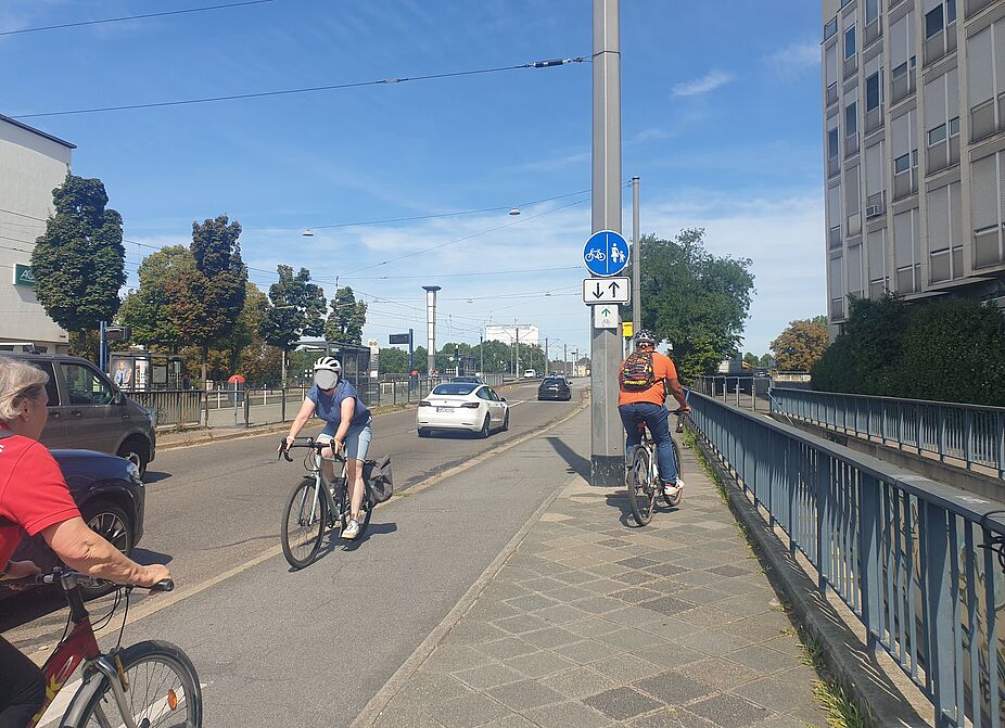 Engstelle am Theresienkrankenhaus Bild der Engstelle am Theresienkrankenhaus (zwischen der Bassermannstraße und der Friedrich-Ebert-Brücke)