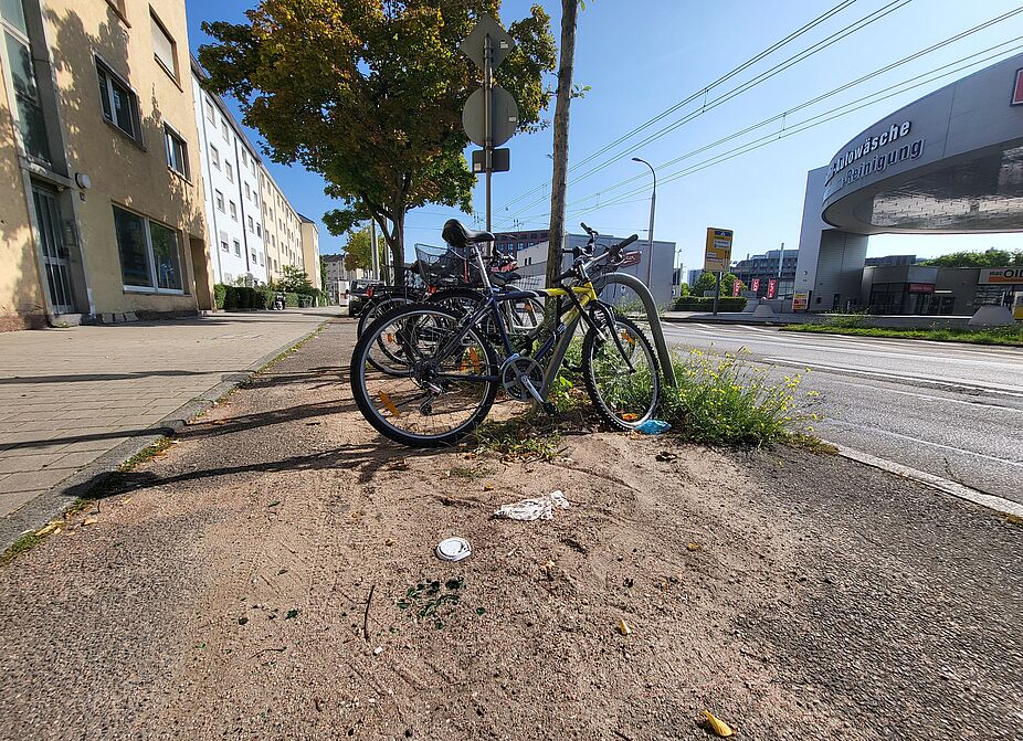 Zugeparkter Radweg Möhlstraße mit Sand und Scherben