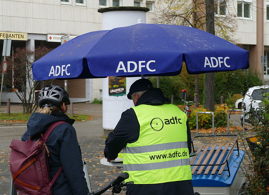 Eine Radfahrerin leistet ihre Unterschrift für mehr Sicherheit an der Renzstraße. Eine Radfahrerin leistet ihre Unterschrift für mehr Sicherheit an der Renzstraße.