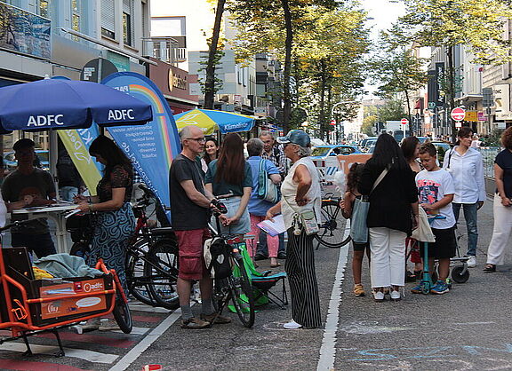 Eindruck vom Parking-Day in der Fressgass in Mannheim, Menschen an Infoständen 