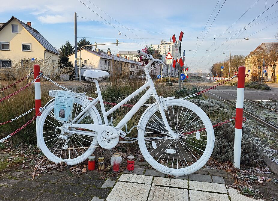 Am 14. November 2020 stirbt eine Radfahrerin an der Haltestelle Talstraße in Feudenheim nach einer Kollision mit einer Straßenbahn der Linie 7.