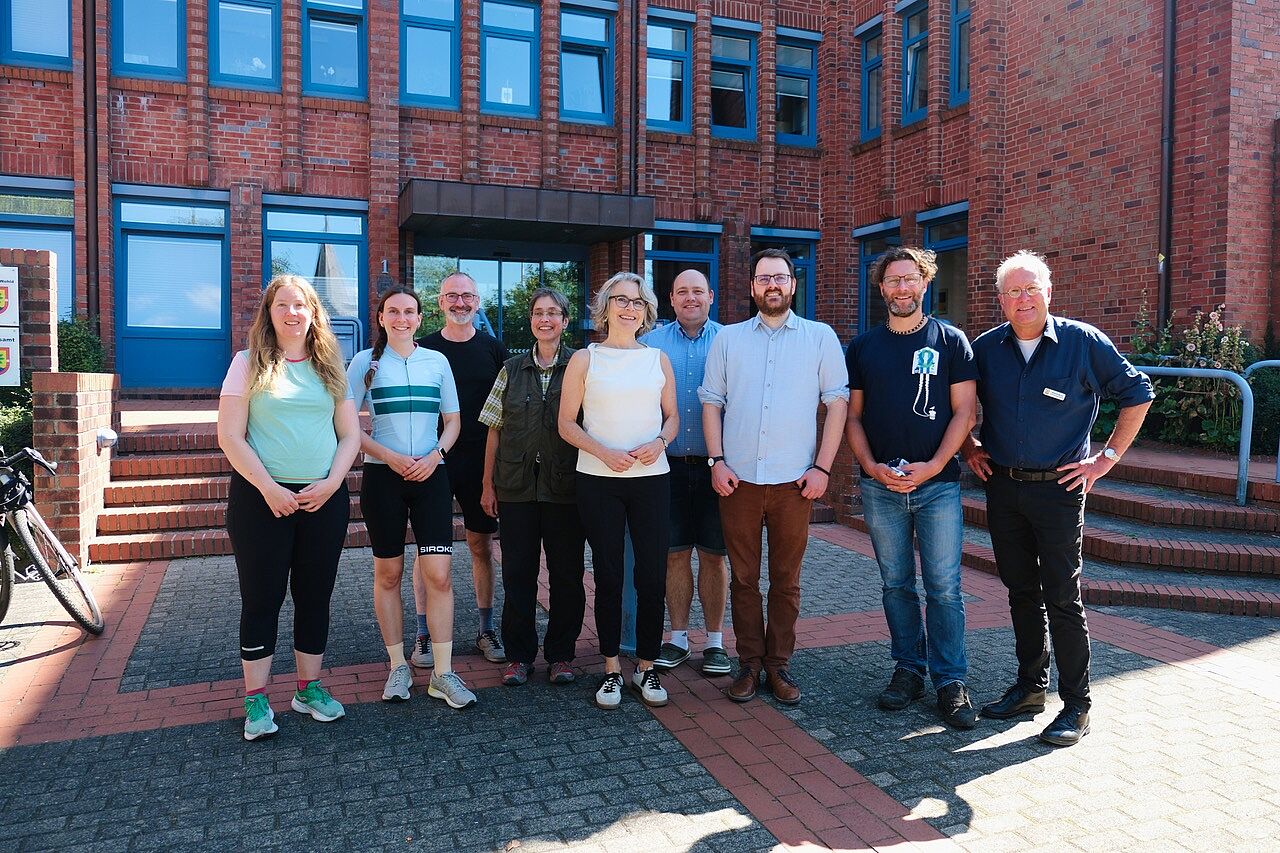 ADFC unterwegs ADFC unterwegs: Stephanie Meyer (4.v.l.) und Jan Voß (3.v.r.) im Gespräch mit Verkehrsstaatsekretärin Susanne Henckel (Mitte)