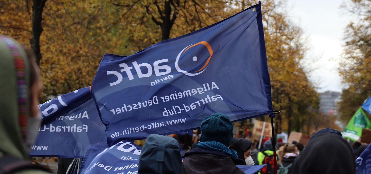 ADFC bei Fridays For Future in Berlin 22.10.2021 In der Bildmitte blaue Fahnen des ADFC-Berlin bei einer Demonstration von Fridays For Future am 22.10.2021