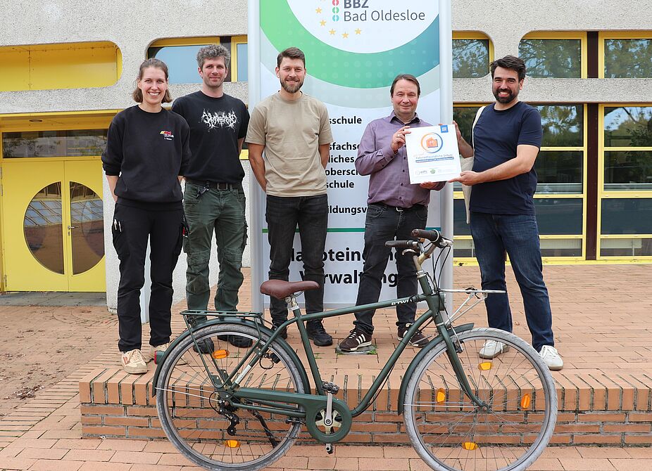 Frederik Meißner (ganz rechts) übergibt für den ADFC SH die Auszeichnung "Fahrradfreundliche Schule" an den Schulleiter des BBZ Bad Oldesloe Frederik Meißner (ganz rechts) übergibt für den ADFC SH die Auszeichnung "Fahrradfreundliche Schule" an den Schulleiter des BBZ Bad Oldesloe